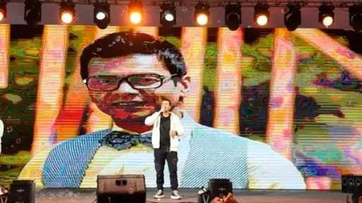 حفل “سعادتنا في ذكرياتنا” يعيد جمهور التسعينيات إلى أيام المدرسة والحنين