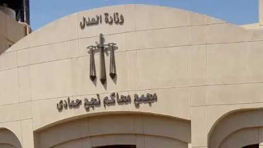 تأجيل محاكمة متهم بقتل مفتش صحة فرشوط طعنًا إلى دور أبريل بقنا