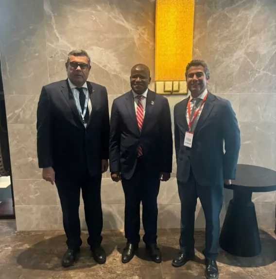 نائب وزير الخارجية يشارك في مراسم تنصيب رئيس جمهورية غينيا المنتخب