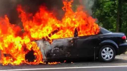 السيطرة على حريق سيارة ملاكي أعلى محور الشهيد باسم فكري بقنا