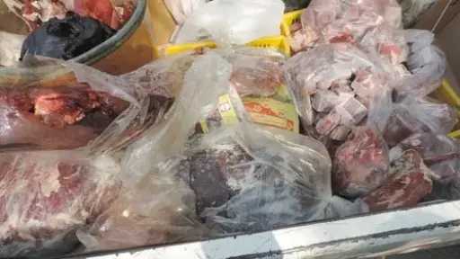 ضبط لحوم وكبد ومصنعات مجهولة المصدر في حملات لحماية المستهلك بحي التبين