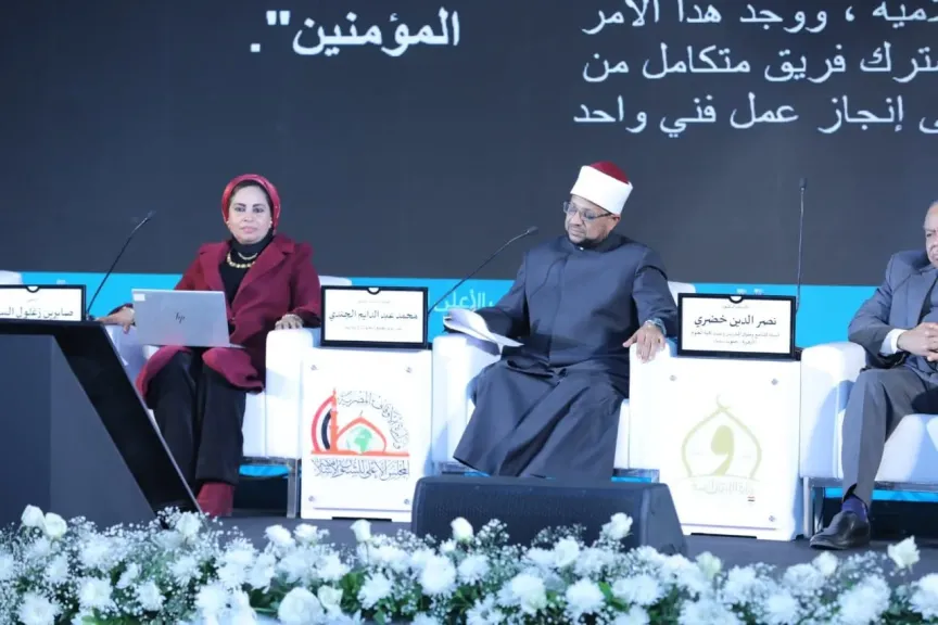 الأمين العام لمجمع البحوث الإسلامية خلال الجلسة العلمية