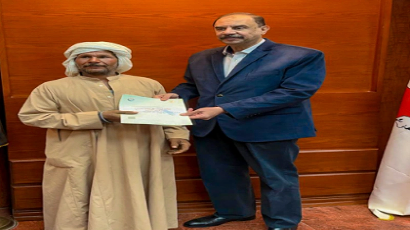 محافظ سوهاج يسلم المواطنين عقود تقنين أراضي أملاك الدولة للمواطنين 