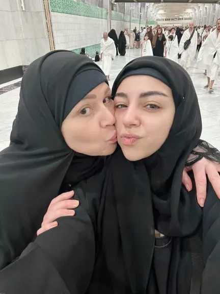 إلهام شاهين تؤدي مناسك  العمرة