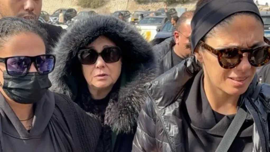 شيرين تستقبل عزاء شقيقها اليوم