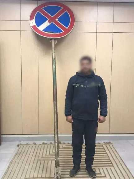 خلع لافتة مرورية لسرقتها بالمنوفية..  وتحرك عاجل من الشرطة