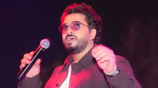 مصطفى حجاج يشعل شاطئ جدة بحفل كامل العدد ويواصل تألقه في الحفلات الجماهيرية