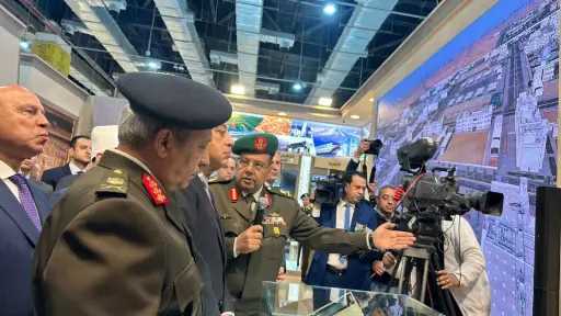 رئيس الوزراء يسجل كلمة فى سجل جناح وزارة الداخلية بمعرض الكتاب