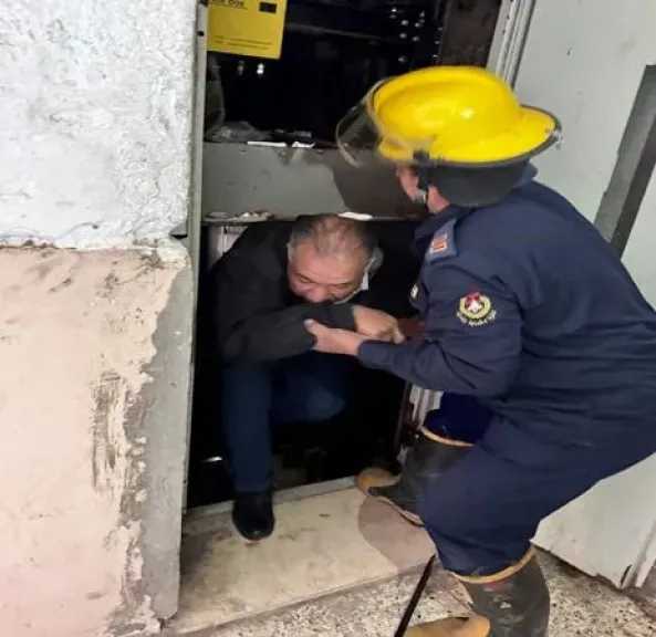 الأجهزة الأمنية تنقذ مواطنًا محتجزًا داخل مصعد بالفيوم