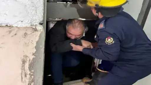 الأجهزة الأمنية تنقذ مواطنًا محتجزًا داخل مصعد بالفيوم