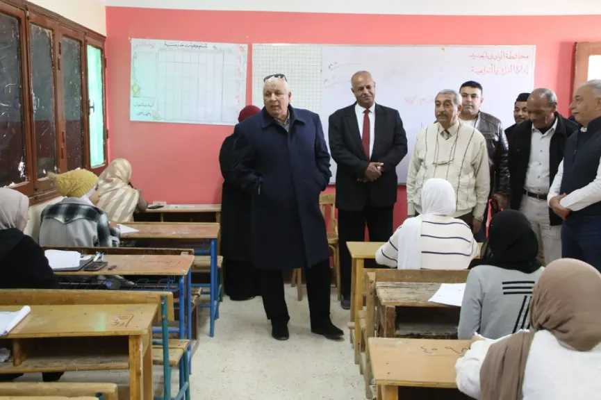 محافظ الوادي الجديد يطمئن على انتظام امتحانات الشهادة الإعدادية بمدرسة ”الفرافرة المشتركة”