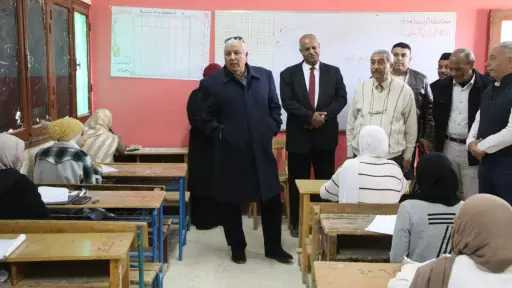 محافظ الوادي الجديد يطمئن على انتظام امتحانات الشهادة الإعدادية بمدرسة ”الفرافرة المشتركة”