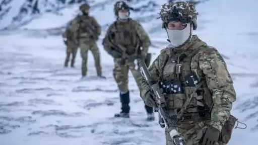 في تحدٍ لترامب..فرنسا تطلب إجراء مناورات لحلف الناتو في جرينلاند