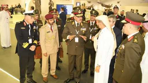 رئيس الأركان يعود لأرض الوطن عقب المشاركة في فعاليات معرض ومؤتمر الدوحة للدفاع البحري