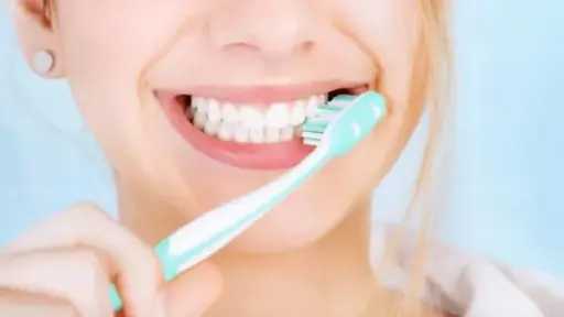 طرق طبيعية لتبييض الأسنان