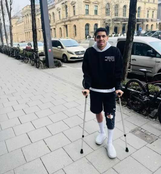 محمد حمدي يعود إلى القاهرة بعد جراحة الرباط الصليبي في ألمانيا