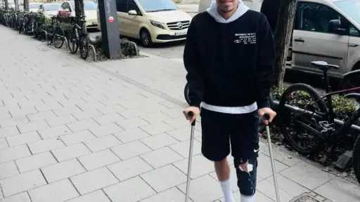 محمد حمدي يعود إلى القاهرة بعد جراحة الرباط الصليبي في ألمانيا