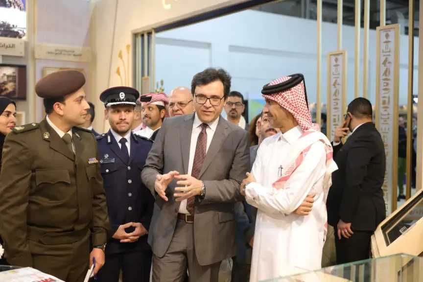 وزير الثقافة يصطحب السفير القطري في جولة تفقدية بمعرض القاهرة الدولي للكتاب