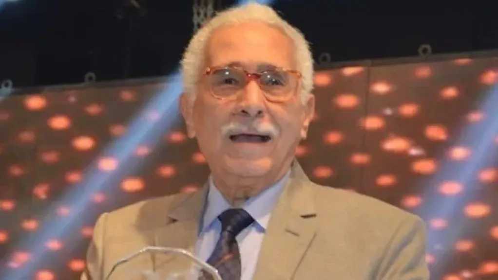 “نجل عبد الرحمن أبو زهرة يوضح حقيقة الشائعات ويشكر وزير المالية بعد رفع الحجز عن حساب والده”