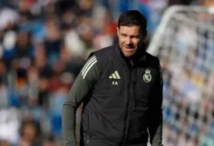 ضغوط الجماهير تُحاصر سلوت في أنفيلد.. وتشابي ألونسو يترقب