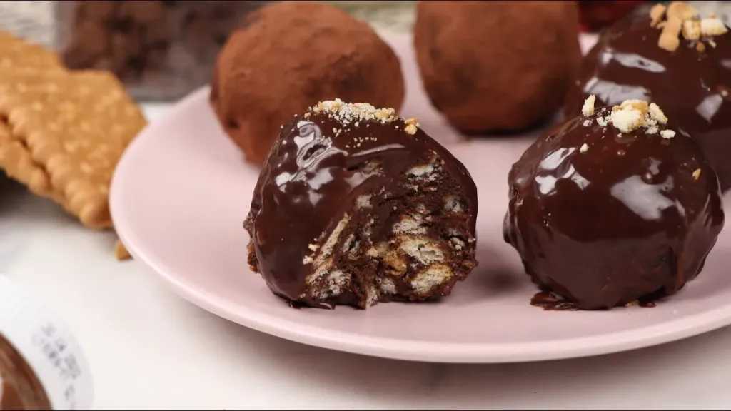 بدون فرن.. طريقة عمل كرات الشوكولاتة بالبسكويت