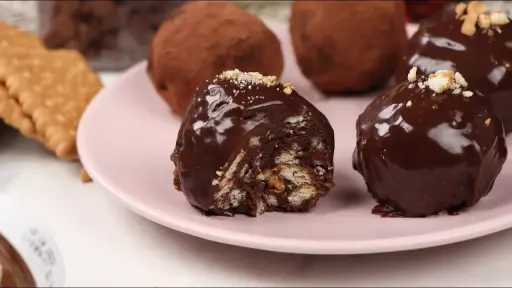 بدون فرن.. طريقة عمل كرات الشوكولاتة بالبسكويت بدون فرن.. طريقة عمل كرات الشوكولاتة بالبسكويت