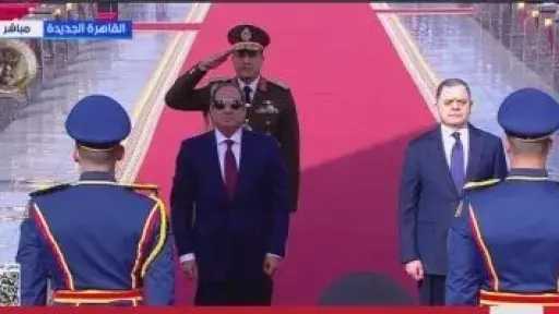 الرئيس السيسى يضع إكليلا من الزهور على النصب التذكارى لشهداء الشرطة