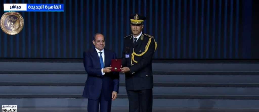 شاهد.. السيسي يكرم عددا من ضباط الشرطة خلال الاحتفال بالذكرى الـ74 لعيد الشرطة