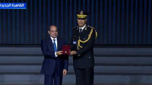 شاهد.. السيسي يكرم عددا من ضباط الشرطة خلال الاحتفال بالذكرى الـ74 لعيد الشرطة