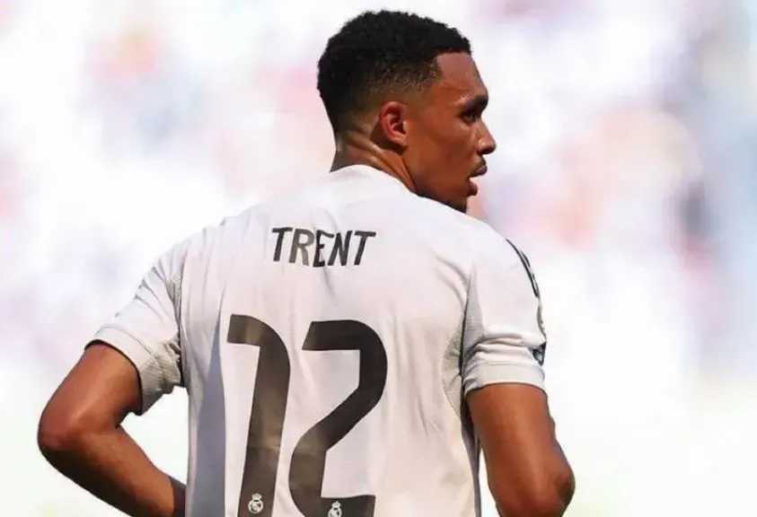 تقارير إسبانية تكشف حقيقة رحيل ألكسندر أرنولد عن ريال مدريد