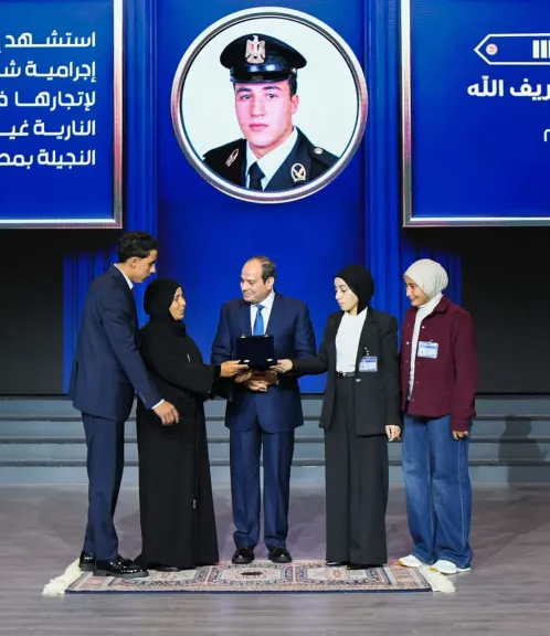  السيسي يكرم أسر شهداء رجال الشرطة
