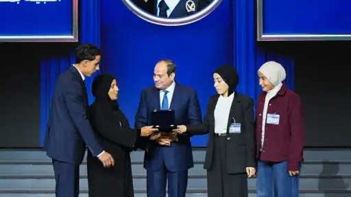 رئيس يحمل أوجاع أبنائه.. السيسي يكرم أسر شهداء رجال الشرطة