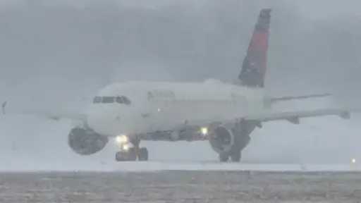 عاصفة ثلجية تعطل الطيران في الولايات المتحدة وإلغاء 12 ألف رحلة