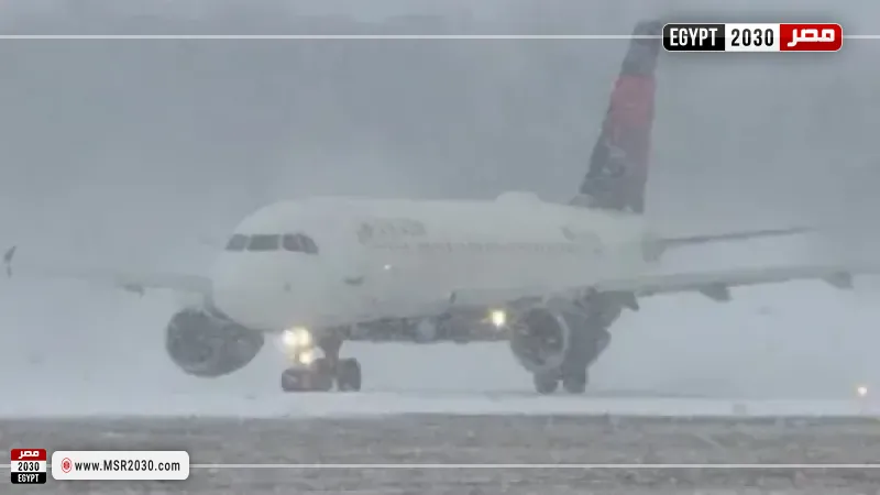 عاصفة ثلجية تعطل الطيران