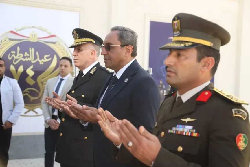 محافظ قنا ومدير الأمن يضعان إكليلًا من الزهور على النصب التذكاري لشهداء الشرطة في ذكراهم الـ74