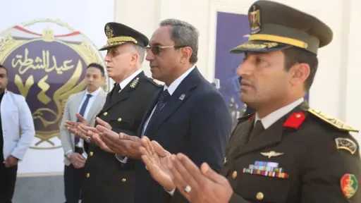 محافظ قنا ومدير الأمن يضعان إكليلًا من الزهور... محافظ قنا ومدير الأمن يضعان إكليلًا من الزهور على النصب التذكاري لشهداء الشرطة في ذكراهم الـ74