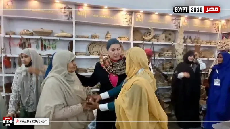 رئيسة المجلس القومي للطفولة والأمومة تتفقد جناح المجلس بمعرض الكتاب