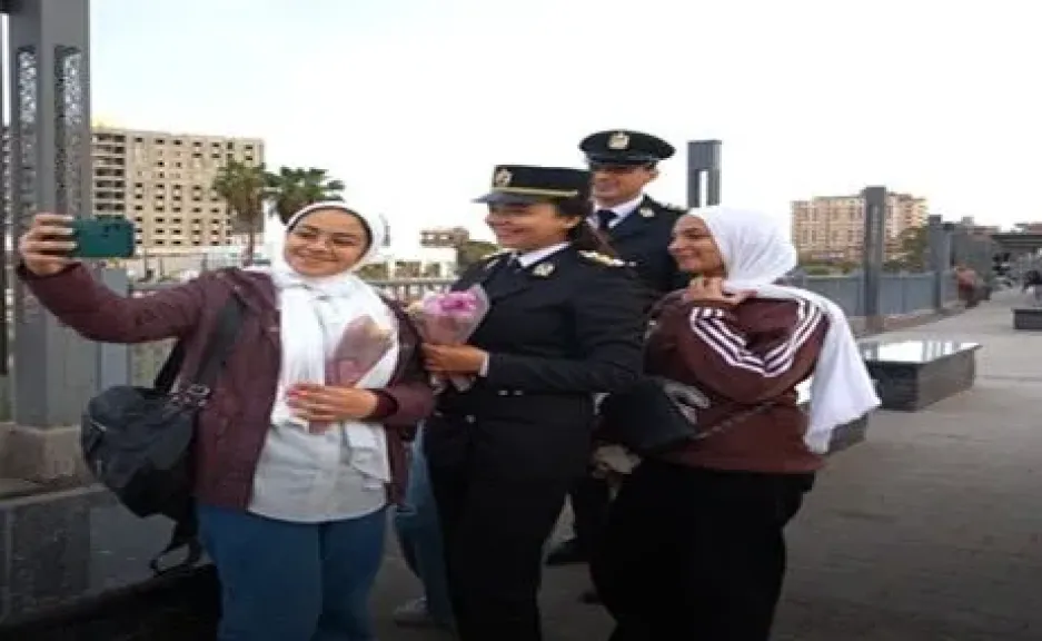 رجال الشرطة يحتفلون بالذكرى الـ74 لعيد الشرطة مع المواطنين في مختلف المحافظات