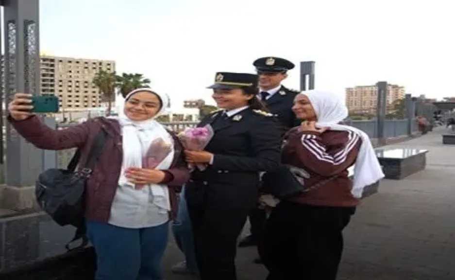 رجال الشرطة يحتفلون بالذكرى الـ74 لعيد الشرطة مع المواطنين في مختلف المحافظات