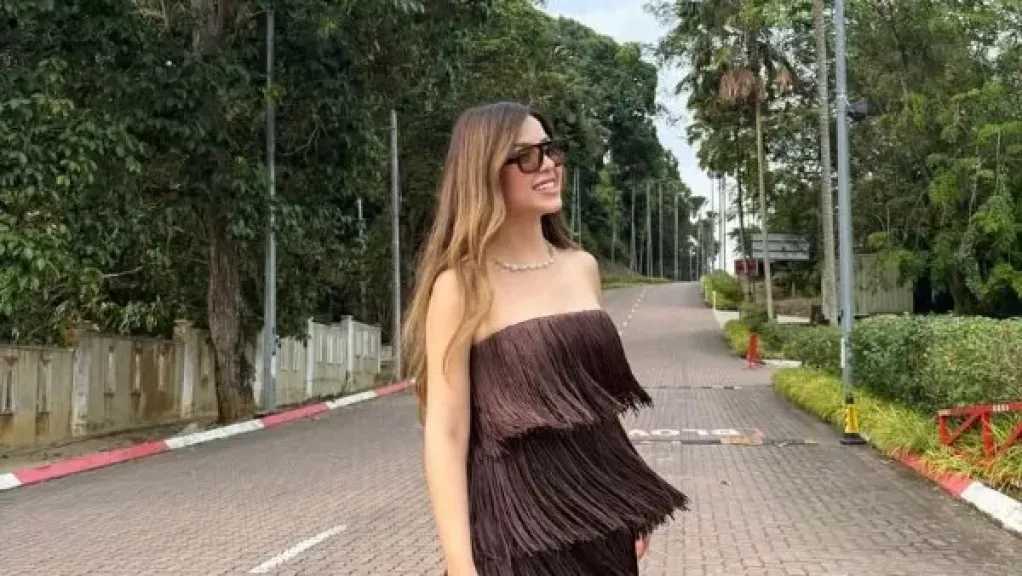 ميرنا جميل تتألق بإطلالة صيفية جريئة في ماليزيا بعد تصوير “الكينج”