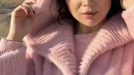 مي عز الدين تخطف الأنظار بإطلالة شتوية أنيقة... مي عز الدين تخطف الأنظار بإطلالة شتوية أنيقة أمام الأهرامات