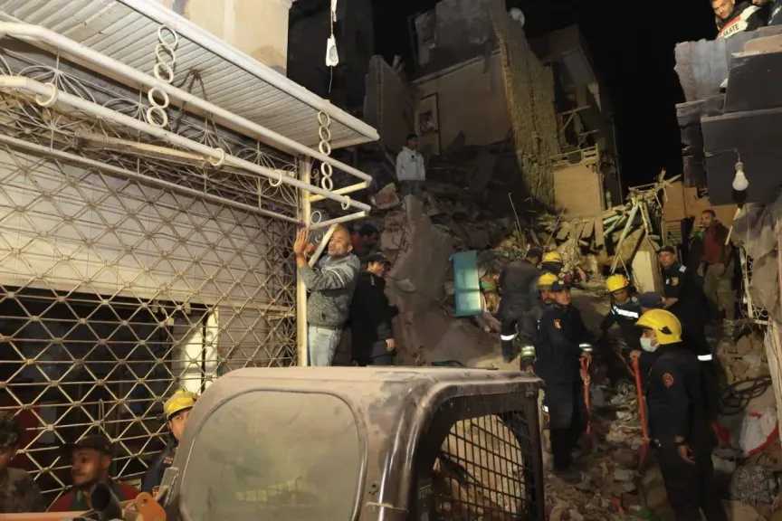 انهيار عقار بالدويقة بالقاهرة.. بدء البحث عن شخص ثالث وانتشال مصابين