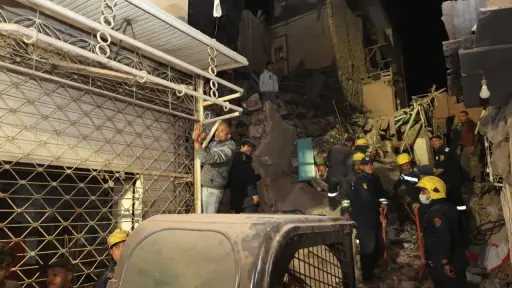 انهيار عقار بالدويقة بالقاهرة.. بدء البحث عن شخص ثالث وانتشال مصابين