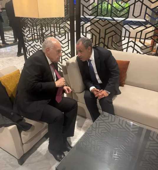 وزير الخارجية يبحث مع نظيره الجزائري تطورات الأوضاع الإقليمية