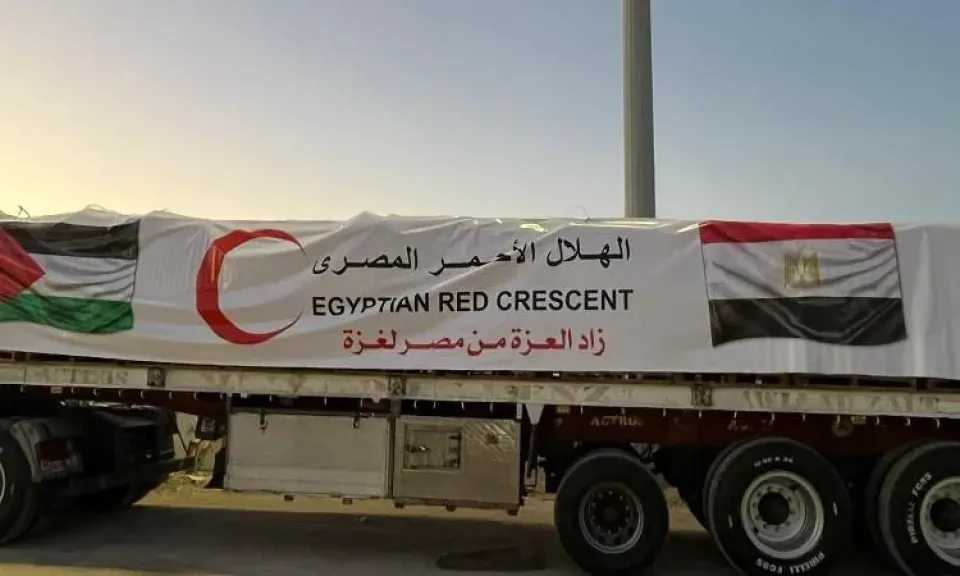 القافلة 124 لزاد العزة.. تنسيق كامل بين الهلال الأحمر المصري والمجتمع المدني لتوفير احتياجات غزة
