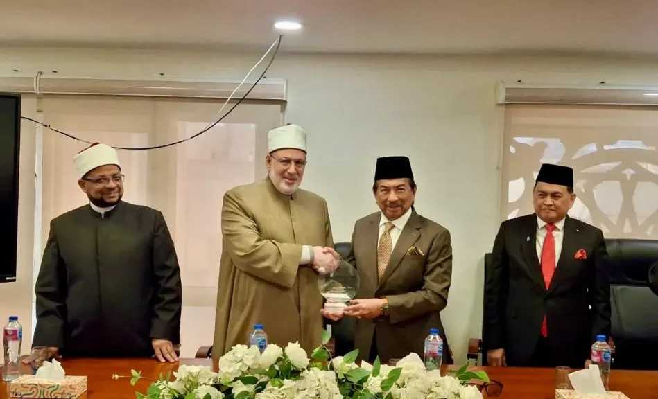 بحضور وكيل الأزهر.. وفد رفيع المستوى من ولاية صباح الماليزية يزور أكاديمية الأزهر ويفتتح قاعةالإمام الأكبر