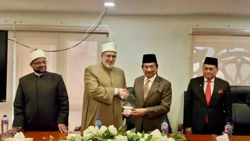 بحضور وكيل الأزهر.. وفد رفيع المستوى من ولاية صباح الماليزية يزور أكاديمية الأزهر ويفتتح قاعةالإمام الأكبر