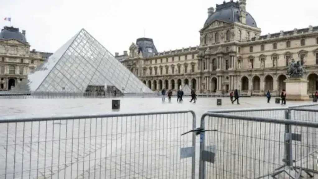 متحف ”اللوفر” بباريس يغلق أبوابه مجددا.. ما القصة؟