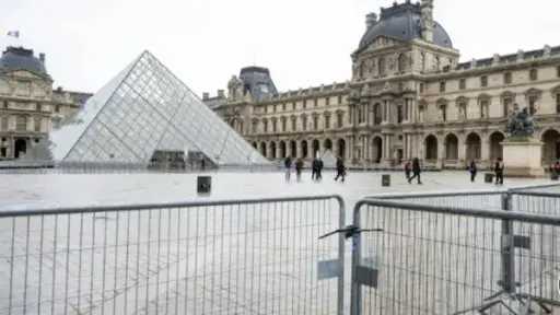 متحف ”اللوفر” بباريس يغلق أبوابه مجددا.. ما القصة؟