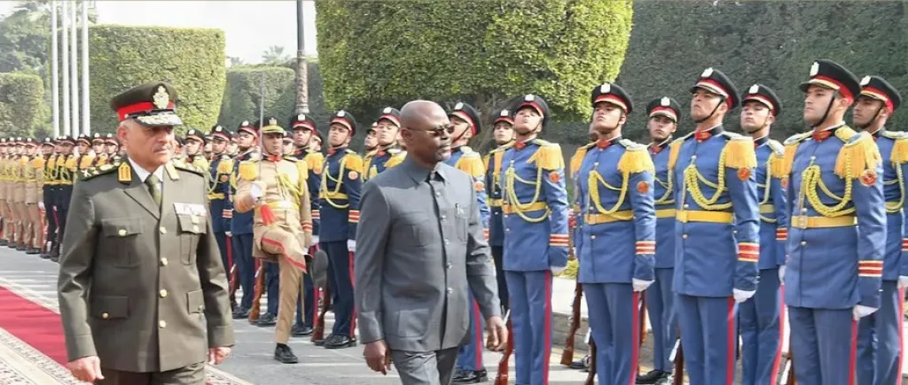 الفريق أول عبد المجيد صقر يلتقى نائب رئيس الوزراء ووزير الدفاع الوطنى وشئون المحاربين القدامى بالكون
